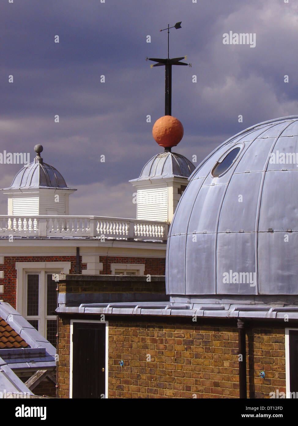 Ein Zeitball mit Wetterfahne sitzt auf das Octagon Zimmer von Flamstead Haus am Royal Observatory Greenwich, London England UK Stockfoto