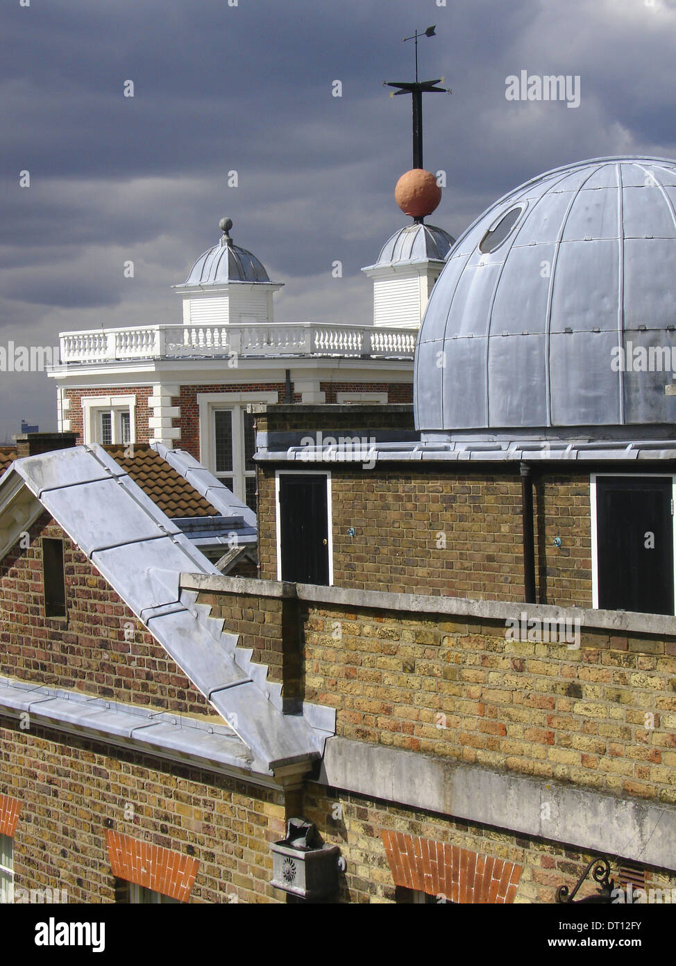 Ein Zeitball mit Wetterfahne sitzt auf das Octagon Zimmer von Flamstead Haus am Royal Observatory Greenwich, London England UK Stockfoto
