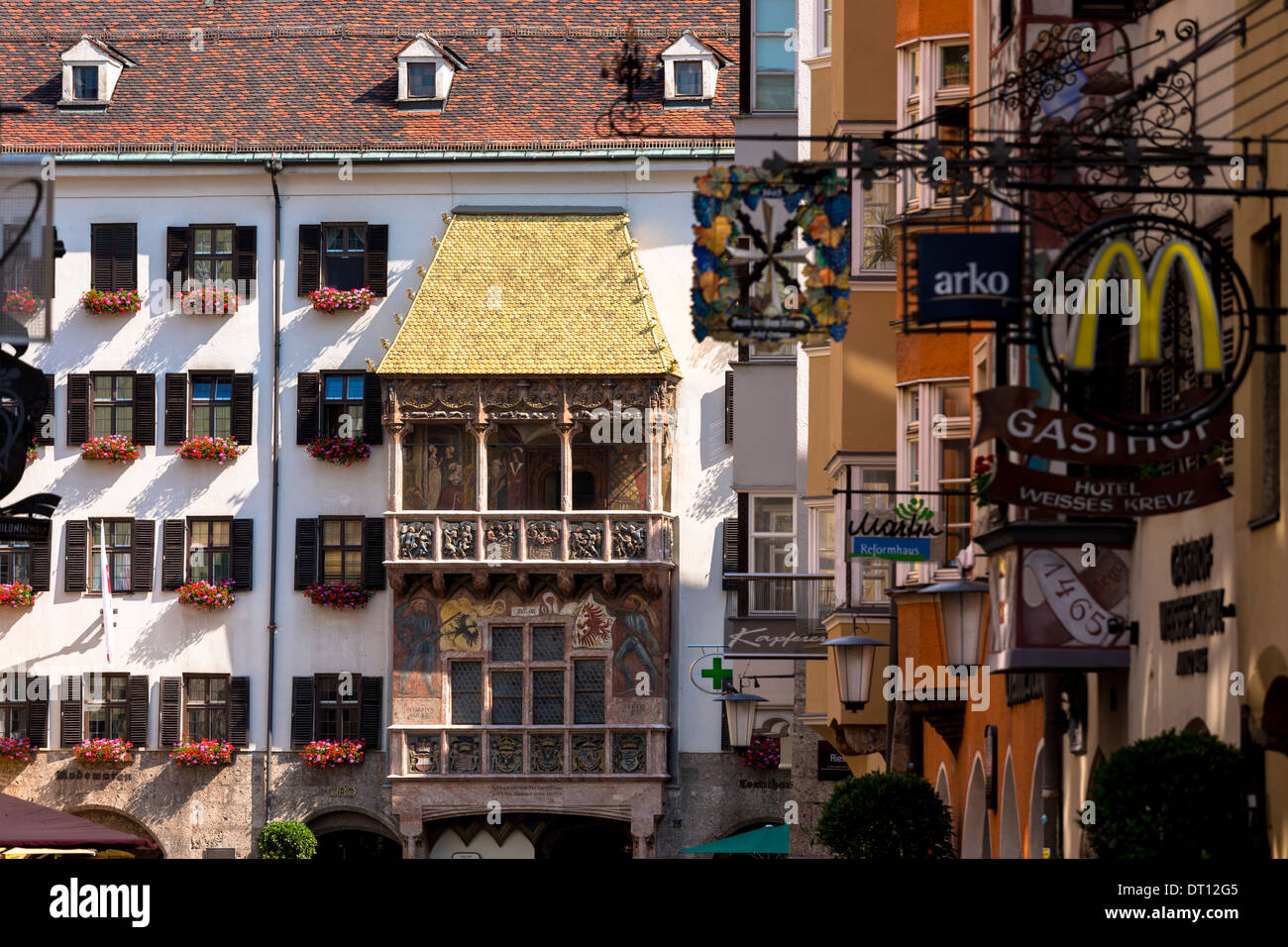 Goldenes Dachl, Goldenes Dachl gebaut 1500 mit feuervergoldeten Kupfer Fliesen in der Herzog-Friedrich-Straße in Innsbruck Tirol Österreich Stockfoto