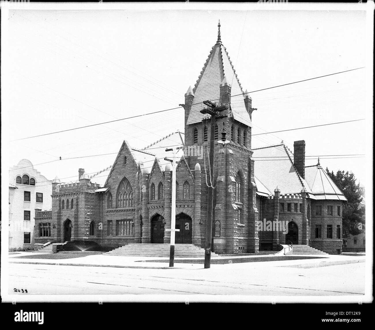 Dieses Foto zeigt die erste methodistische Kirche in Pasadena, aufgenommen um 1905, die das architektonische Design und die historische Bedeutung der Kirche in der Gemeinde zeigt. Stockfoto