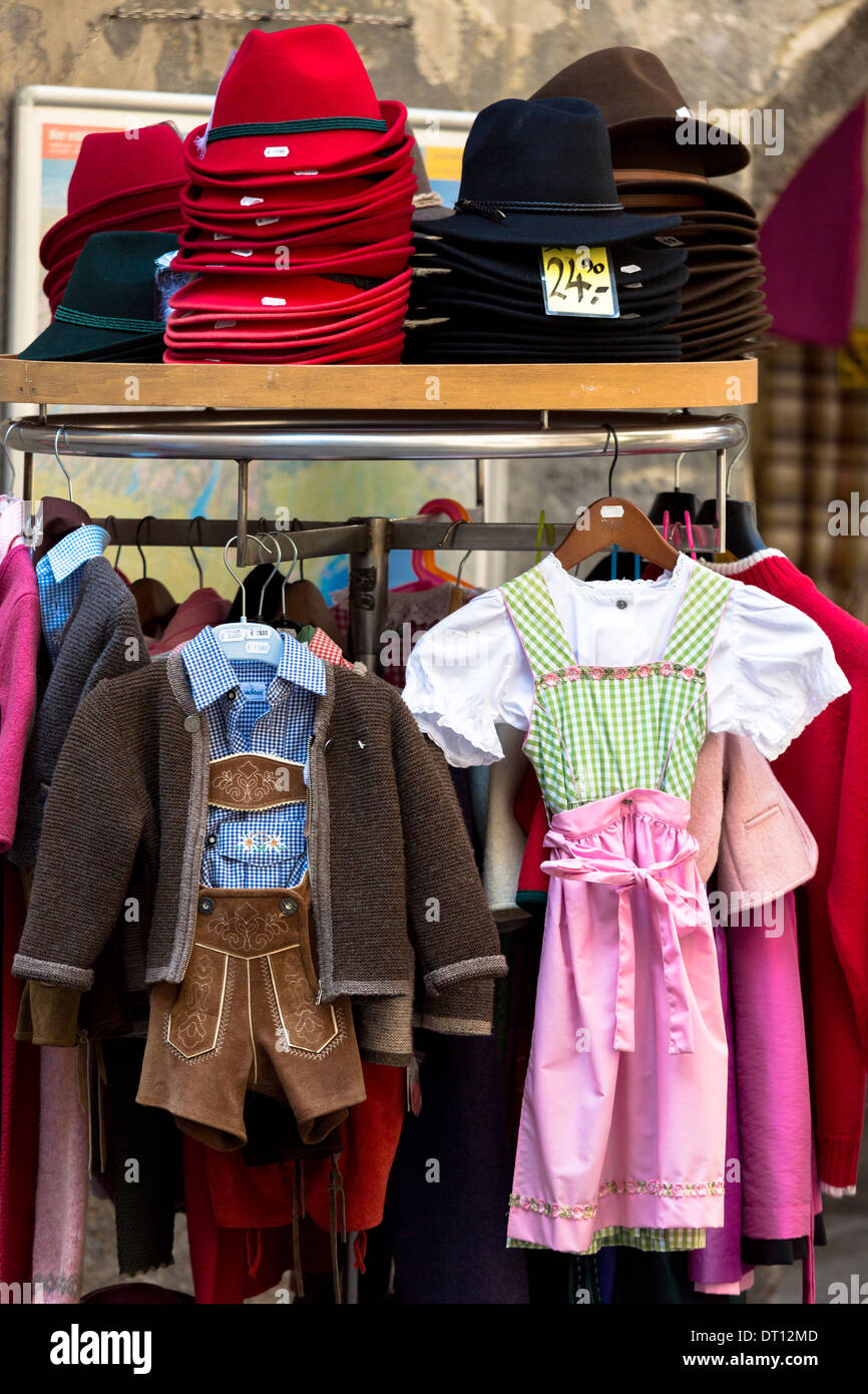 Traditionelle Tiroler Dirndl Kleid und Lederhosen Outfit in Schaufenster in Hofgasse in Innsbruck, Tirol, Österreich Stockfoto