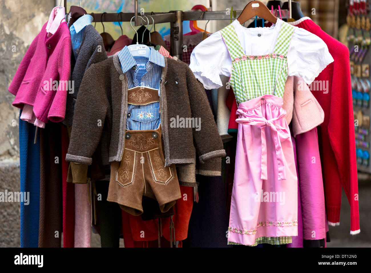 Traditionelle Tiroler Dirndl Kleid und Lederhosen Outfit in Schaufenster in Hofgasse in Innsbruck, Tirol, Österreich Stockfoto