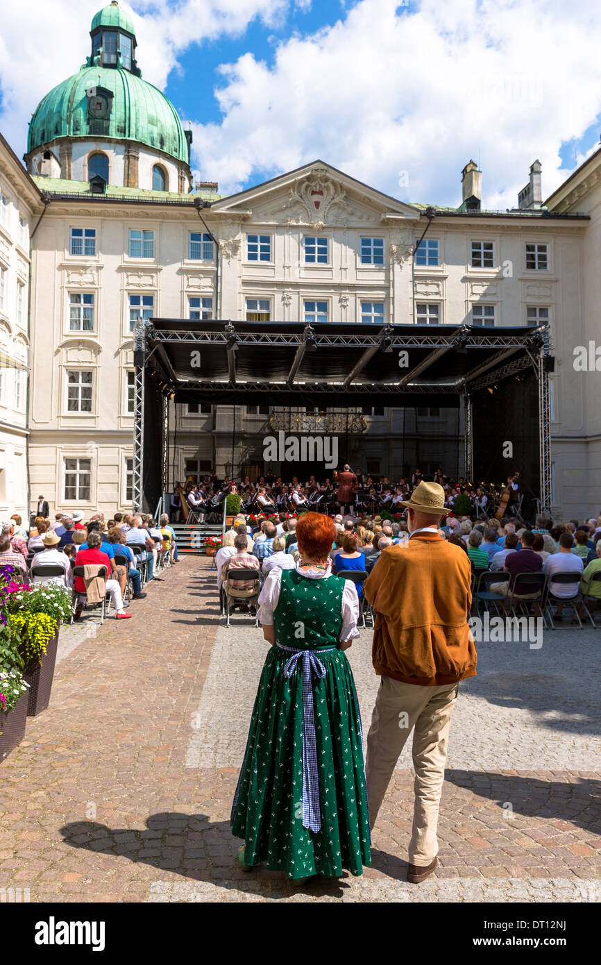 Promenaden-Konzert von Strauss und Wagner in der Hofburg im Innenhof der kaiserlichen Hofburg in Innsbruck, Tirol, Österreich Stockfoto