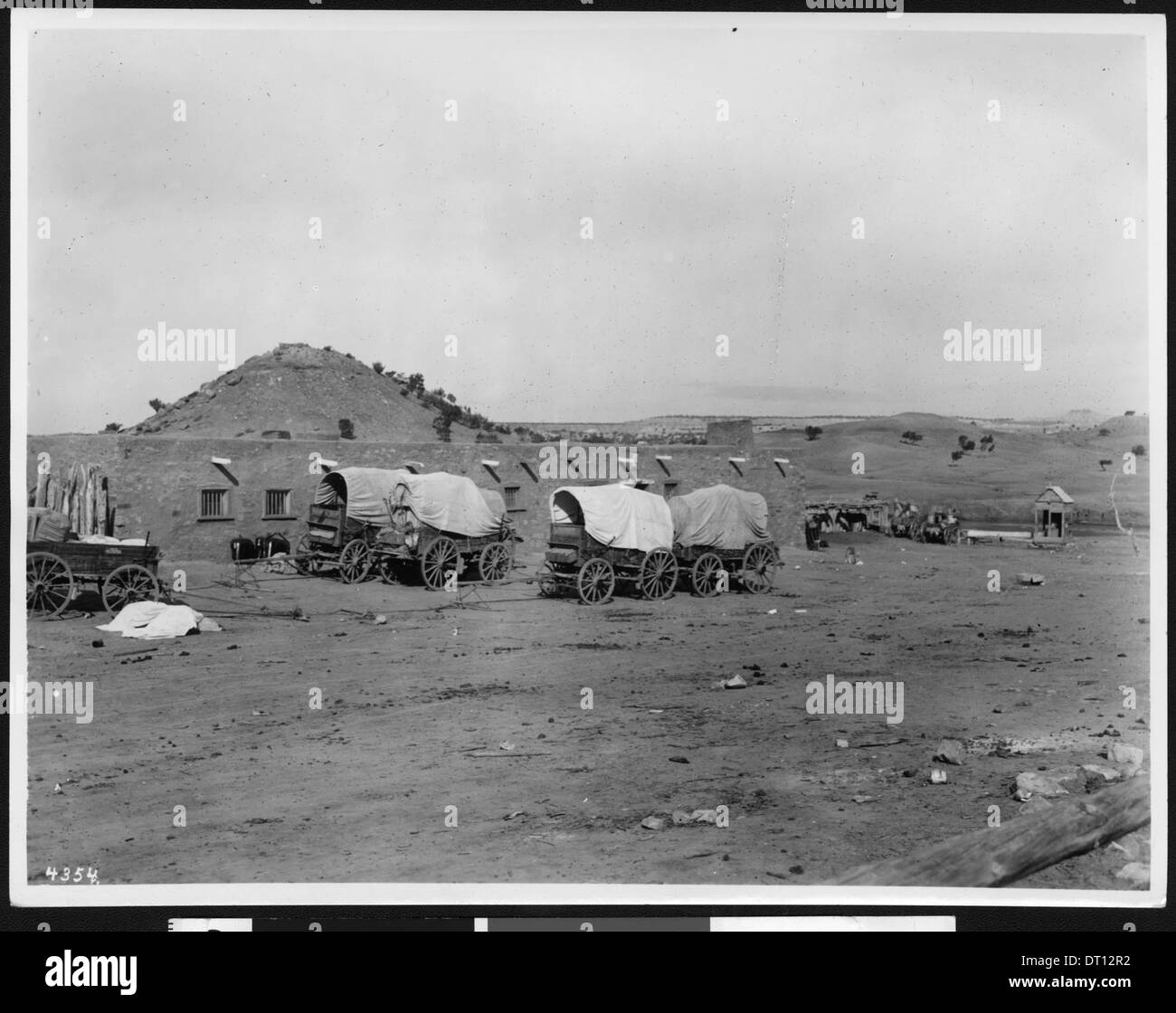Ein historisches Foto, das fünf Navajo-indische Wagen zeigt, die zwischen 1870 und 1905 vor Hubbells Indian Agency Store in Ganado, Arizona, geparkt haben. Stockfoto