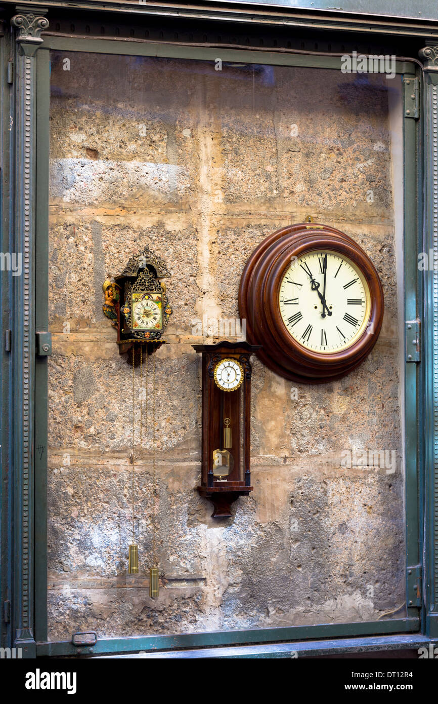 Antike Uhren im Fenster des Schmougruber-Shop in der Pfarrgasse in Innsbruck, Tyrol, Österreich Stockfoto