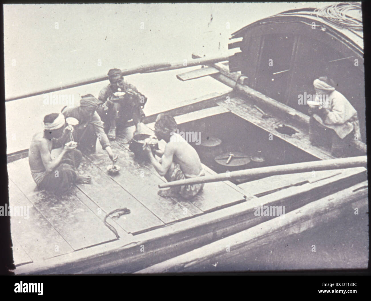 Ein Foto von vier Männern und einer Frau, die auf dem Deck eines Bootes in Changde, Hunan, China, essen, aufgenommen zwischen 1900 und 1919. Stockfoto