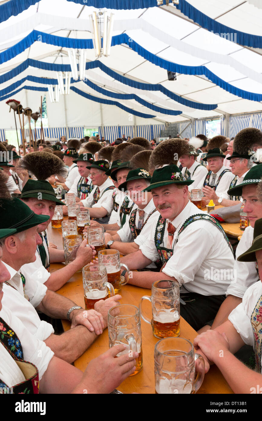 Dorfbewohner beim Bierfestival im Dorf von Klais in Bayern, Deutschland Stockfoto