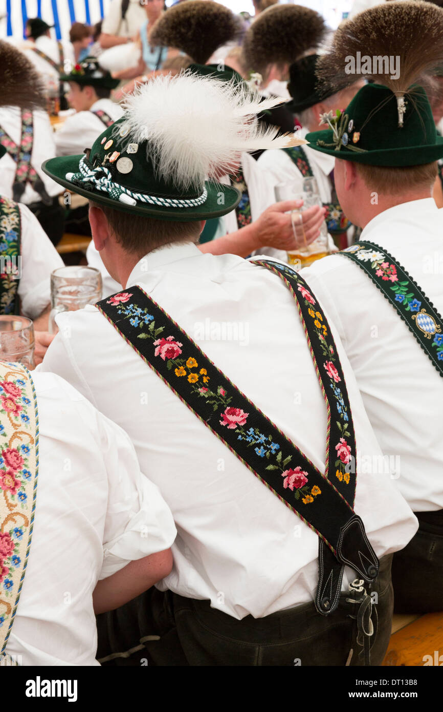 Dorfbewohner beim Bierfestival im Dorf von Klais in Bayern, Deutschland Stockfoto