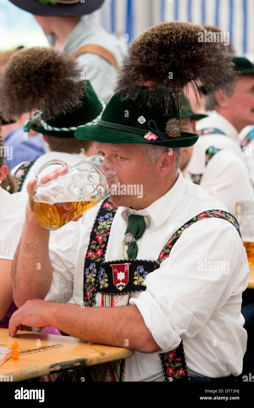 Dorfbewohner beim Bierfestival im Dorf von Klais in Bayern, Deutschland Stockfoto