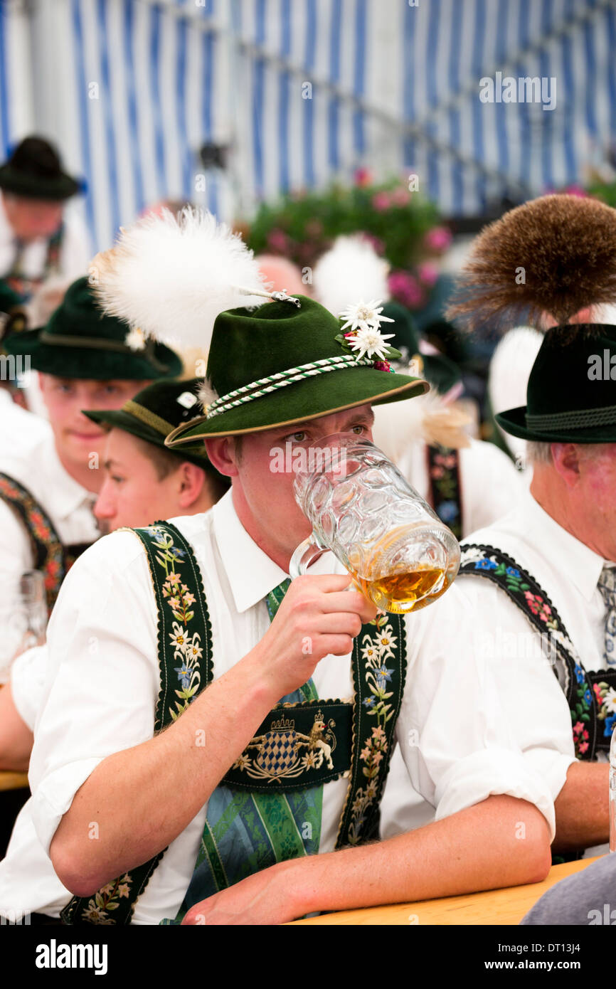 Dorfbewohner beim Bierfestival im Dorf von Klais in Bayern, Deutschland Stockfoto
