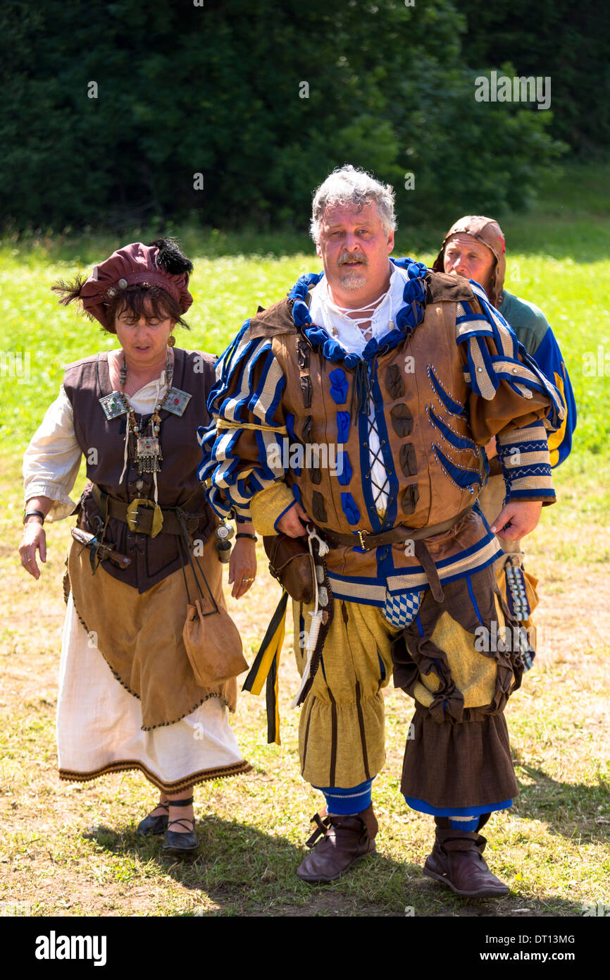 Dorfbewohner in Tracht beim Bierfestival im Dorf von Klais in Bayern, Deutschland Stockfoto