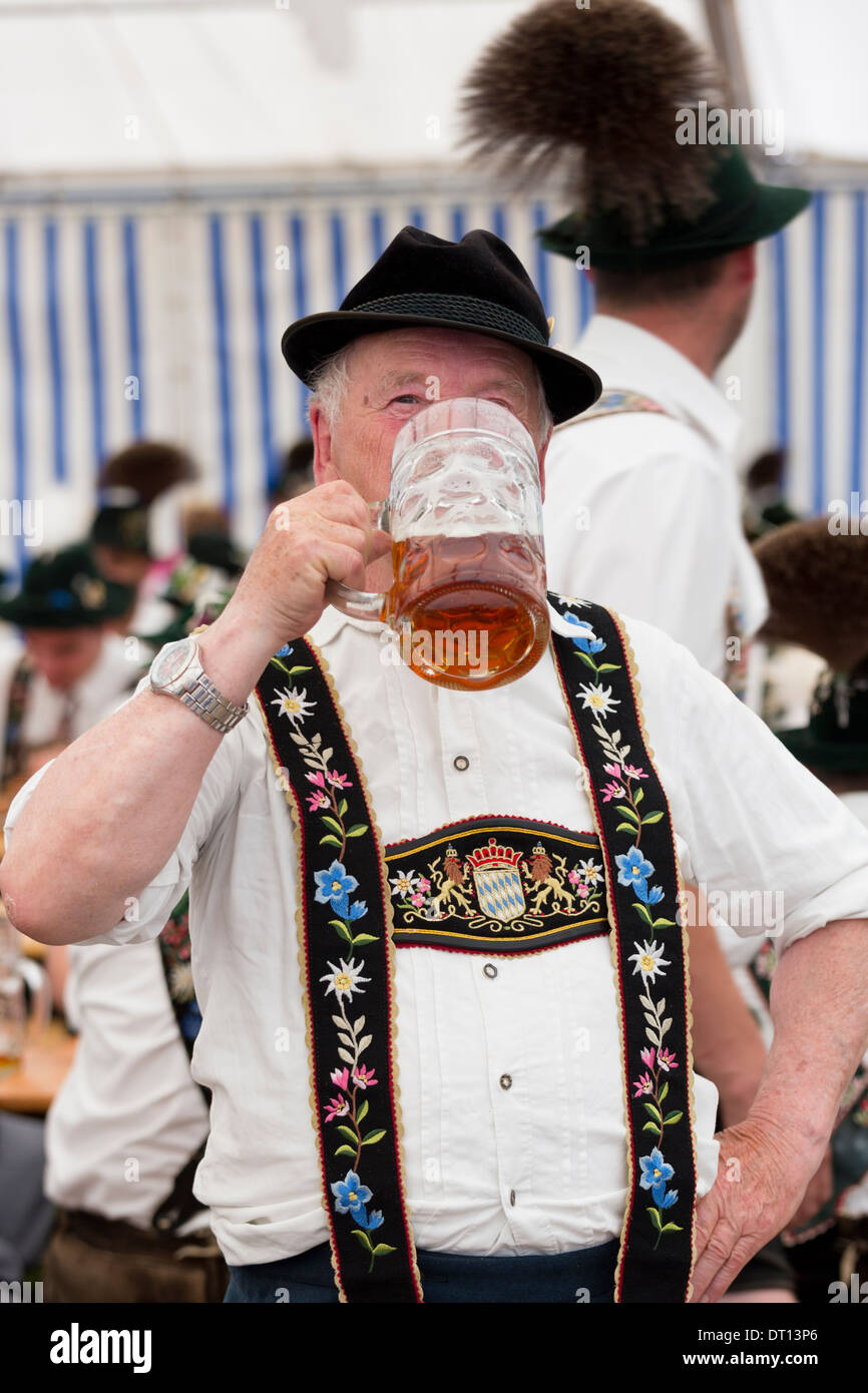 Dorfbewohner beim Bierfestival im Dorf von Klais in Bayern, Deutschland Stockfoto