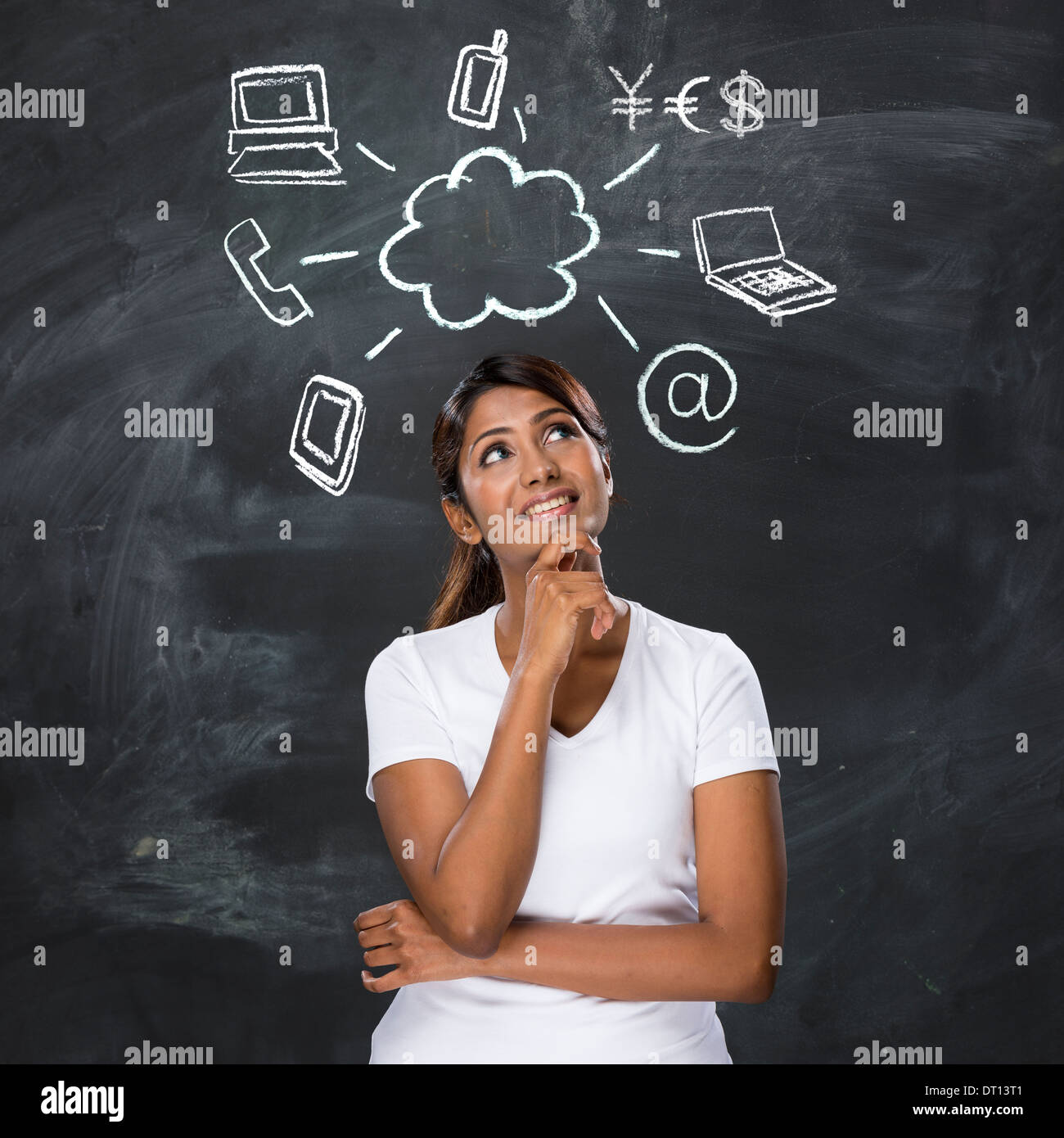 Glücklich Indianerin vor Cloud computing-Symbole auf Tafel gezeichnet. Stockfoto