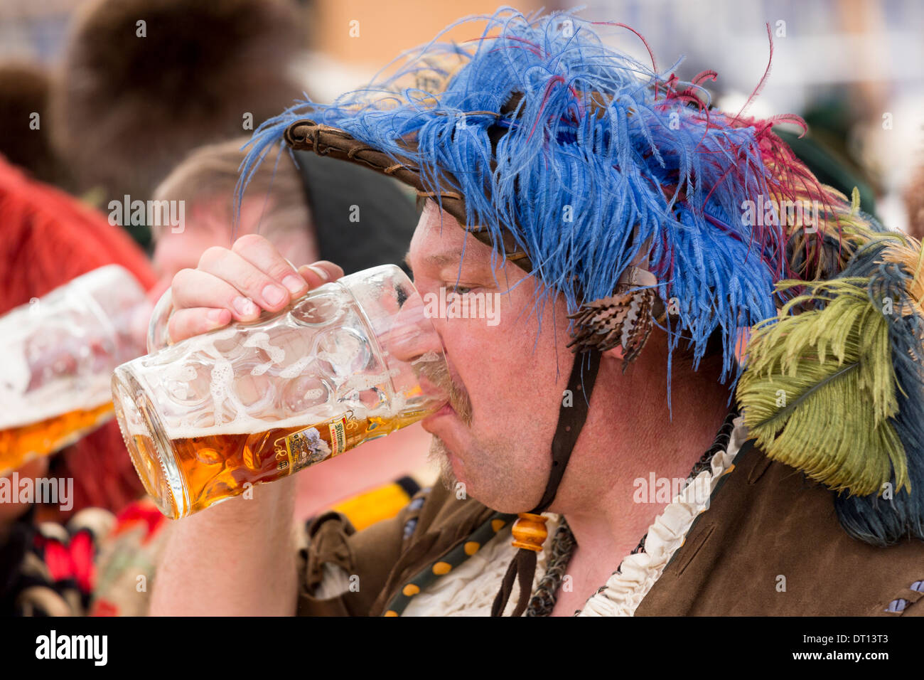 Dorfbewohner in Tracht beim Bierfestival im Dorf von Klais in Bayern, Deutschland Stockfoto