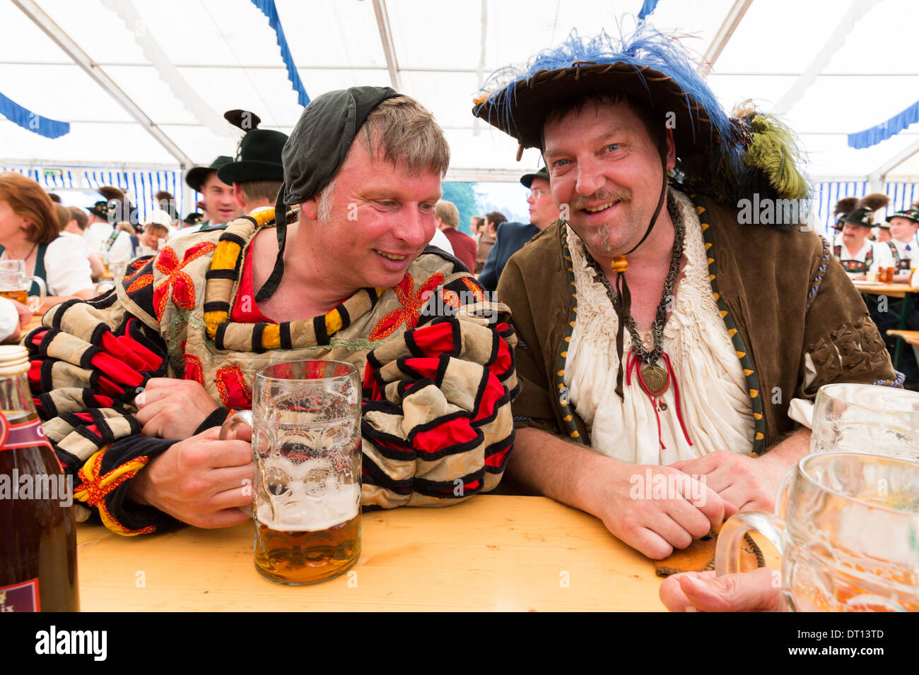 Dorfbewohner in Tracht beim Bierfestival im Dorf von Klais in Bayern, Deutschland Stockfoto