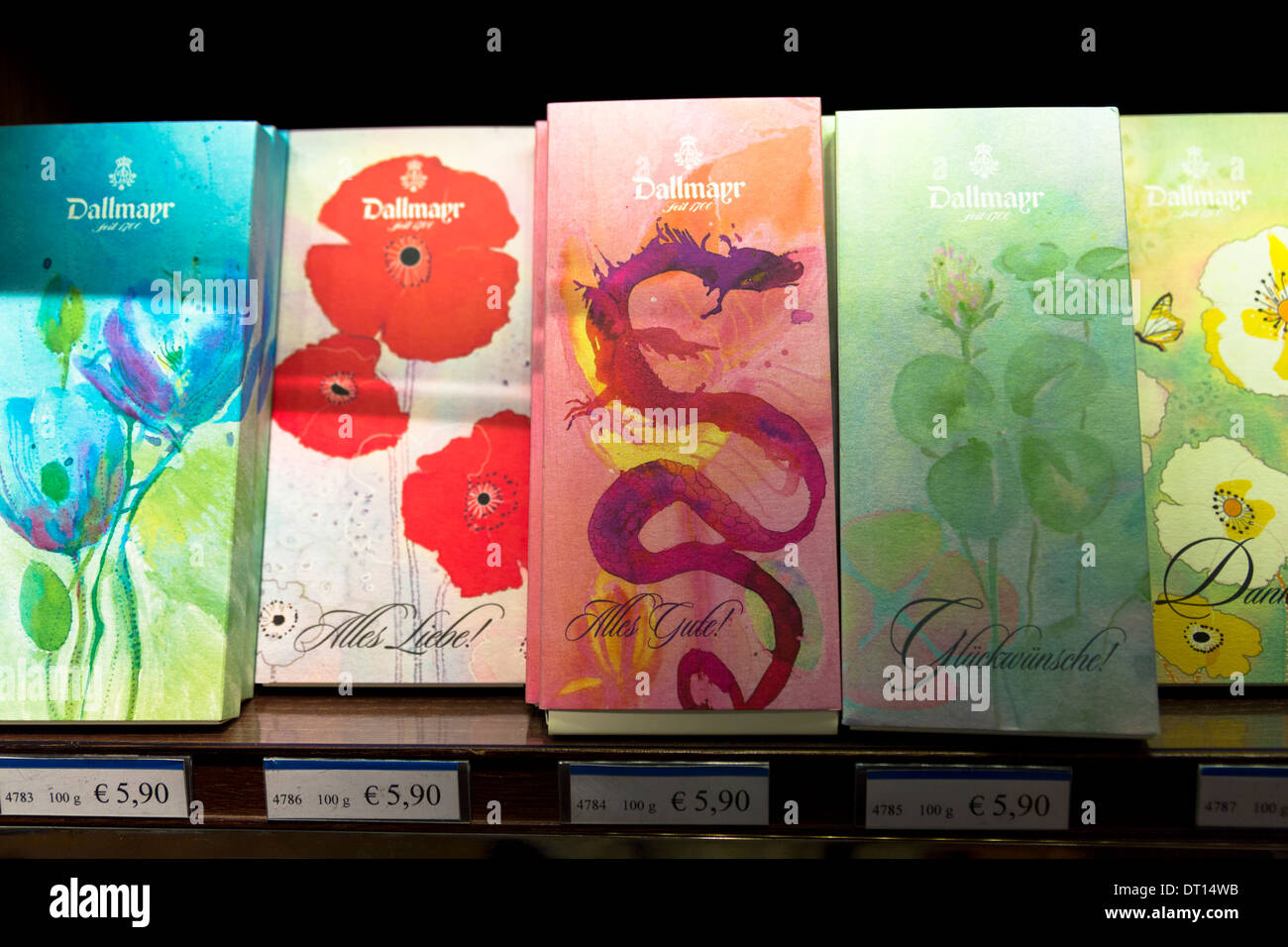 Luxus-Schokolade auf dem Display in Geschenk-Abteilung bei Dallmayr-Lebensmittelmarkt in München in Bayern, Deutschland Stockfoto