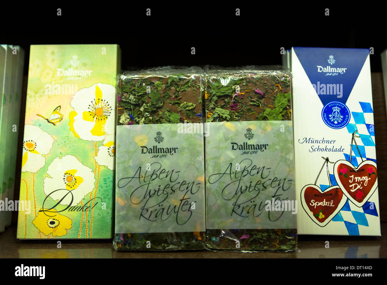 Luxus-Schokolade auf dem Display in Geschenk-Abteilung bei Dallmayr-Lebensmittelmarkt in München in Bayern, Deutschland Stockfoto