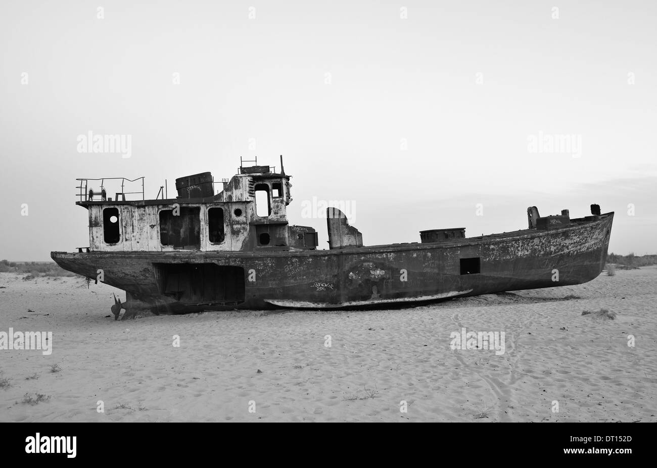 Einer der vielen rostende Schiffe in die Stadt Moynaq die verwendet einen geschäftigen Fischereihafen von der Aral-See, Karakalpakstan, Usbekistan Stockfoto