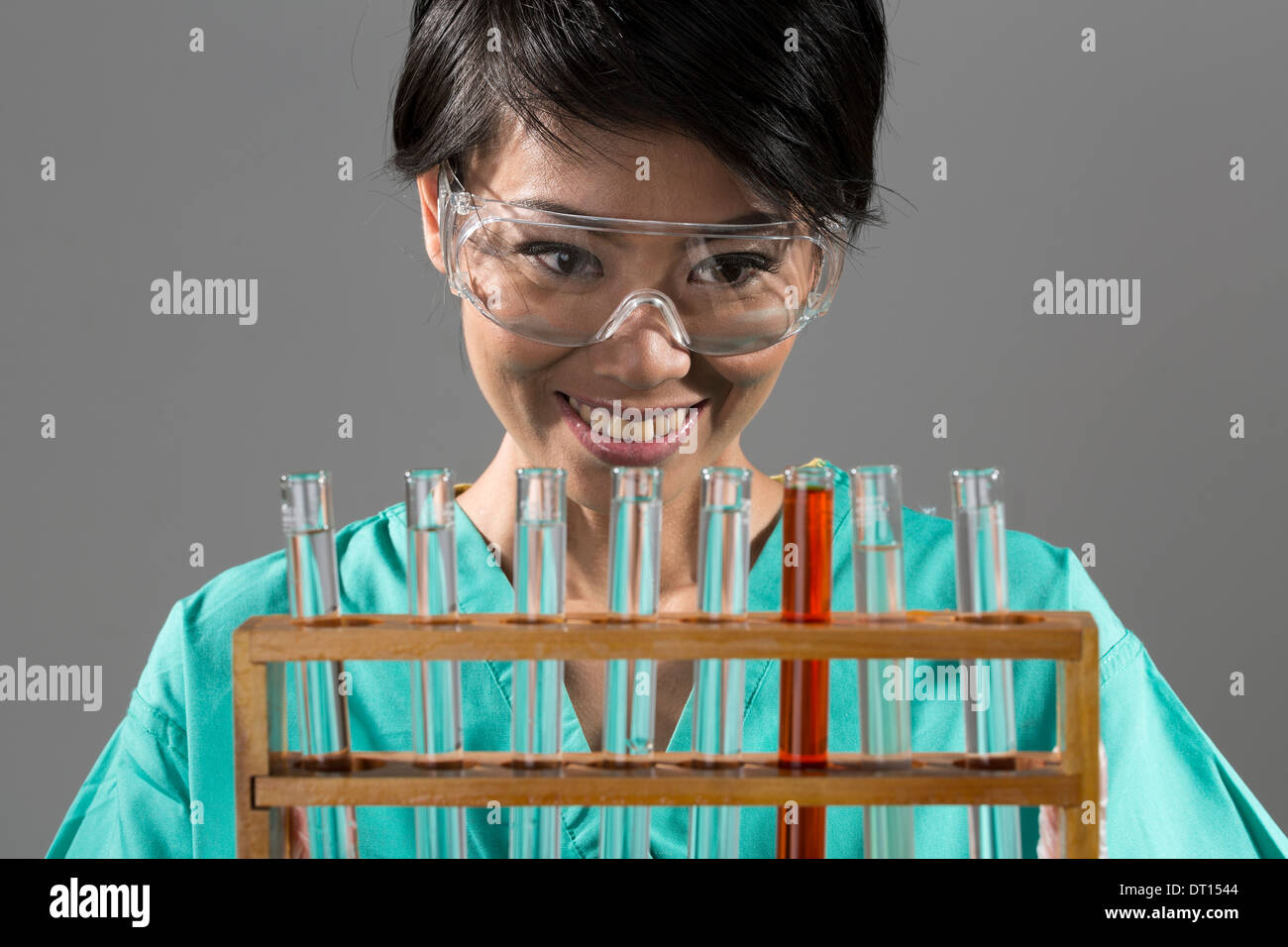 Chinesische Medizin berufliche oder wissenschaftliche Forscherin hält ein Reagenzglas Stockfoto