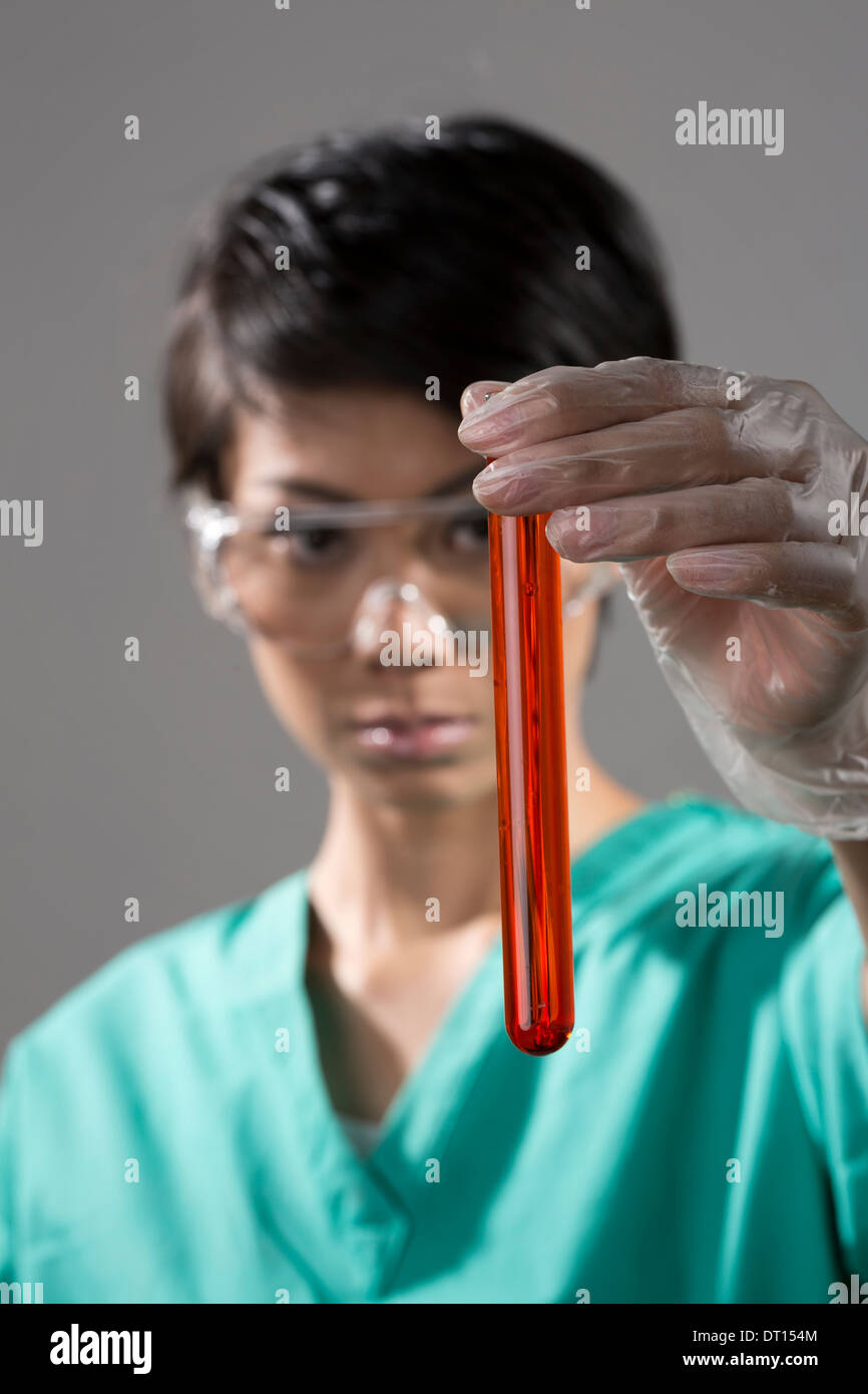 Chinesische Medizin berufliche oder wissenschaftliche Forscherin hält ein Reagenzglas Stockfoto