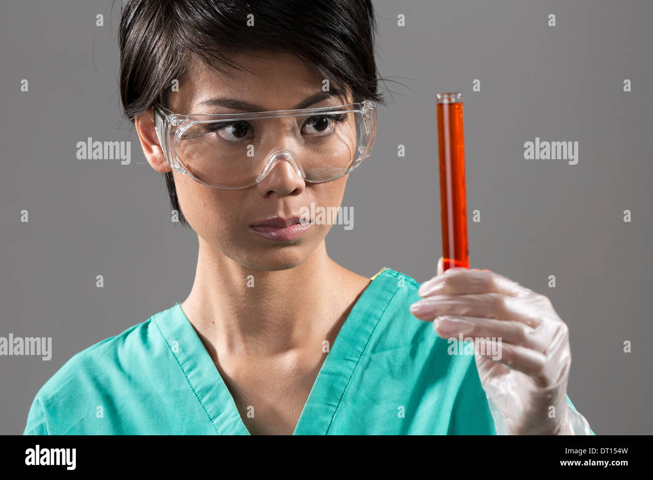 Chinesische Medizin berufliche oder wissenschaftliche Forscherin hält ein Reagenzglas Stockfoto