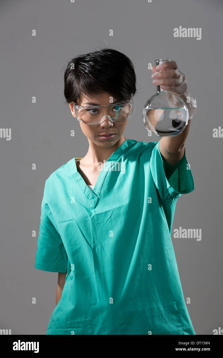 Chinesische Medizin berufliche oder wissenschaftliche Forscherin hält ein Reagenzglas Stockfoto