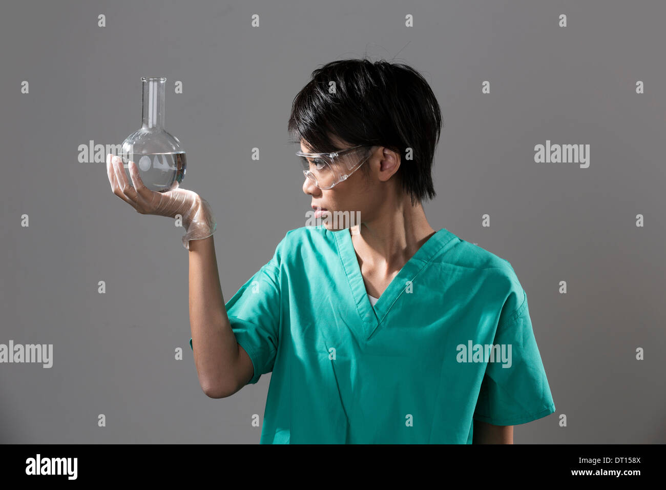 Chinesische Medizin berufliche oder wissenschaftliche Forscherin hält ein Reagenzglas Stockfoto