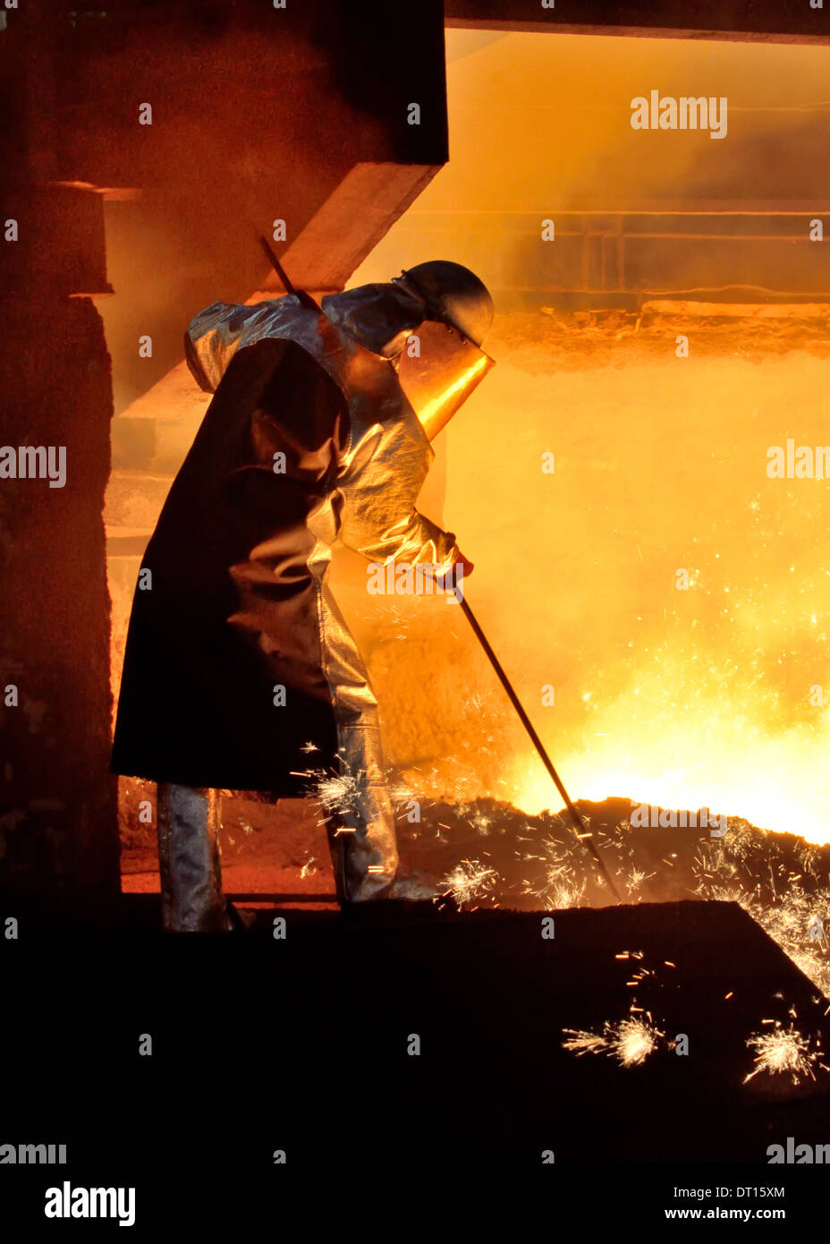 Stahlarbeiter und heißer Stahl Stockfoto
