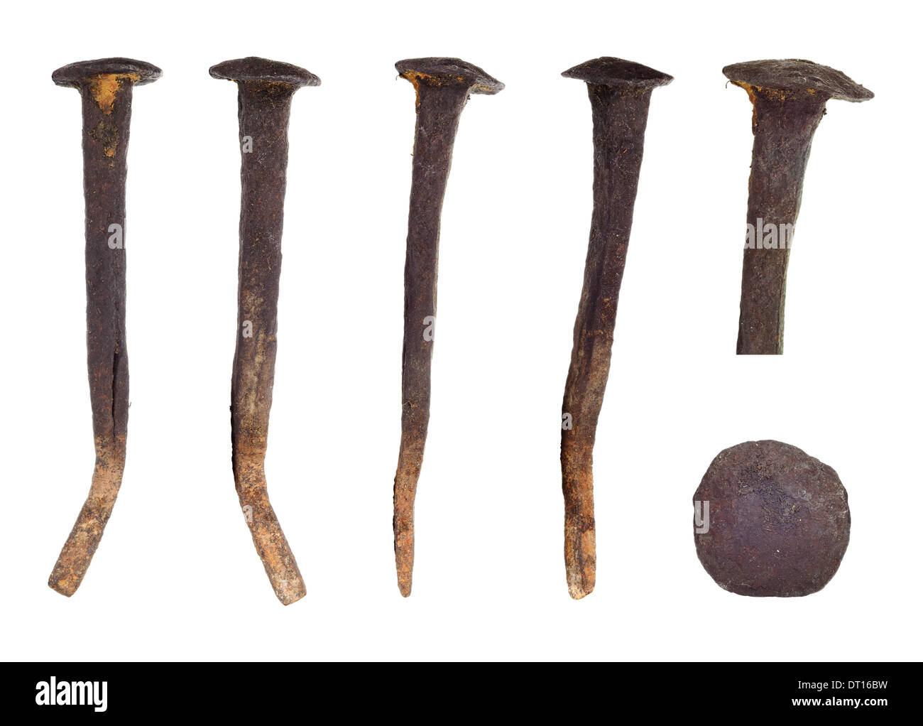 Satz von traditionelle, handgefertigte, rostig, korrodierte, alte, große Nägel isoliert auf weißem Hintergrund. Stockfoto