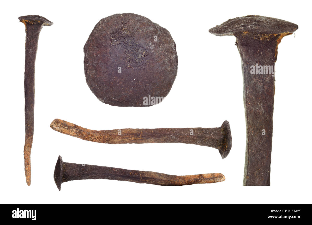 Satz von traditionelle, handgefertigte, rostig, korrodierte, alte, große Nägel isoliert auf weißem Hintergrund. Stockfoto