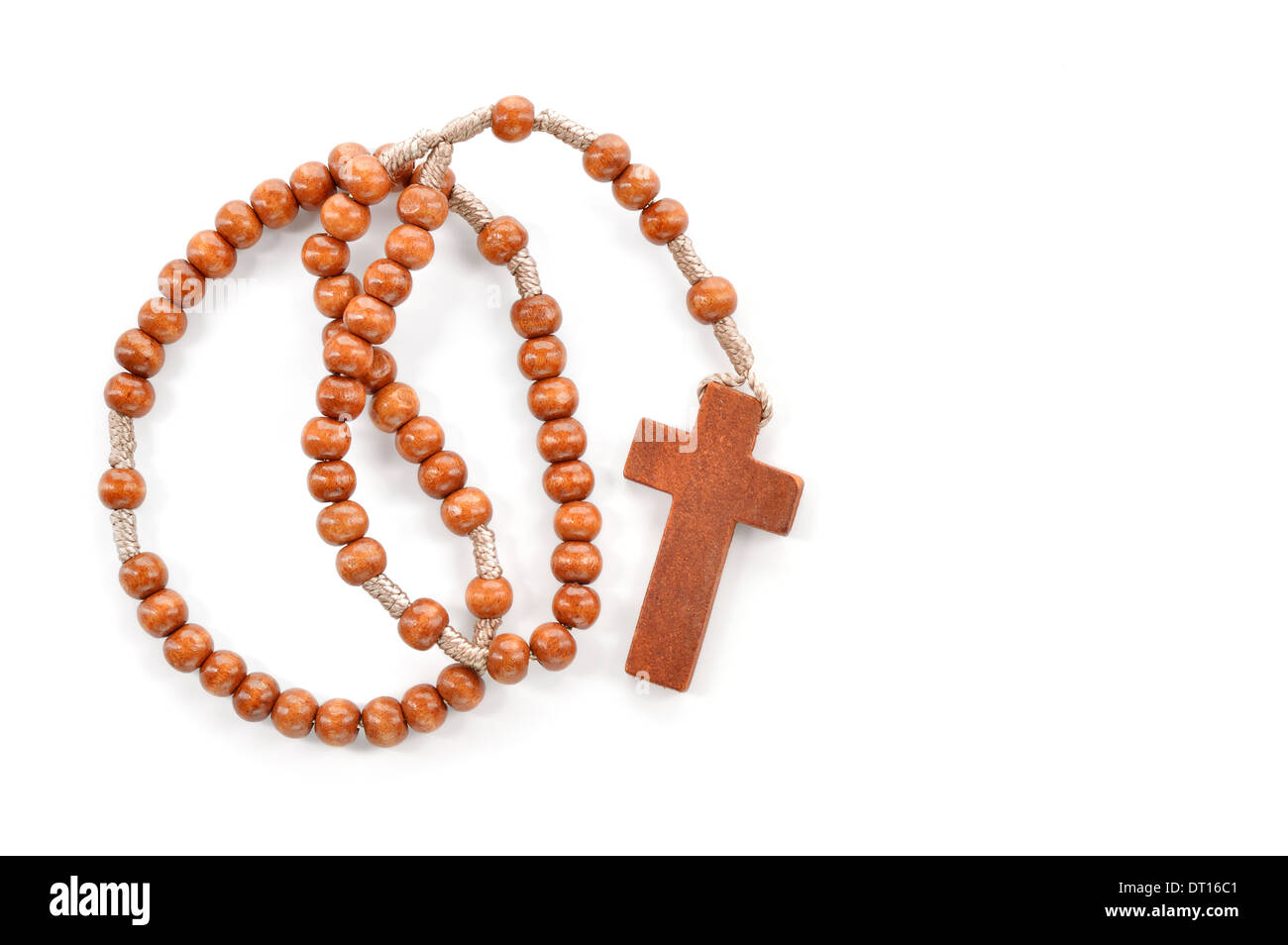 Hölzerne schlicht Rosenkranz auf weißem Hintergrund. Gebetskette verwenden, um die Wiederholungen der Gebete - Rosenkranz der Jungfrau Maria zählen. Stockfoto