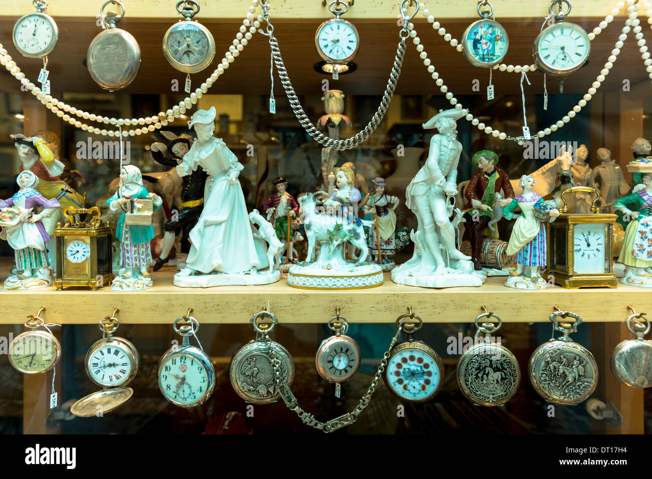 Porzellanfiguren, Uhren und Taschenuhren auf dem Display an Bordhin Antiquitätengeschäft in der Burgstraße in München, Bayern, Deutschland Stockfoto