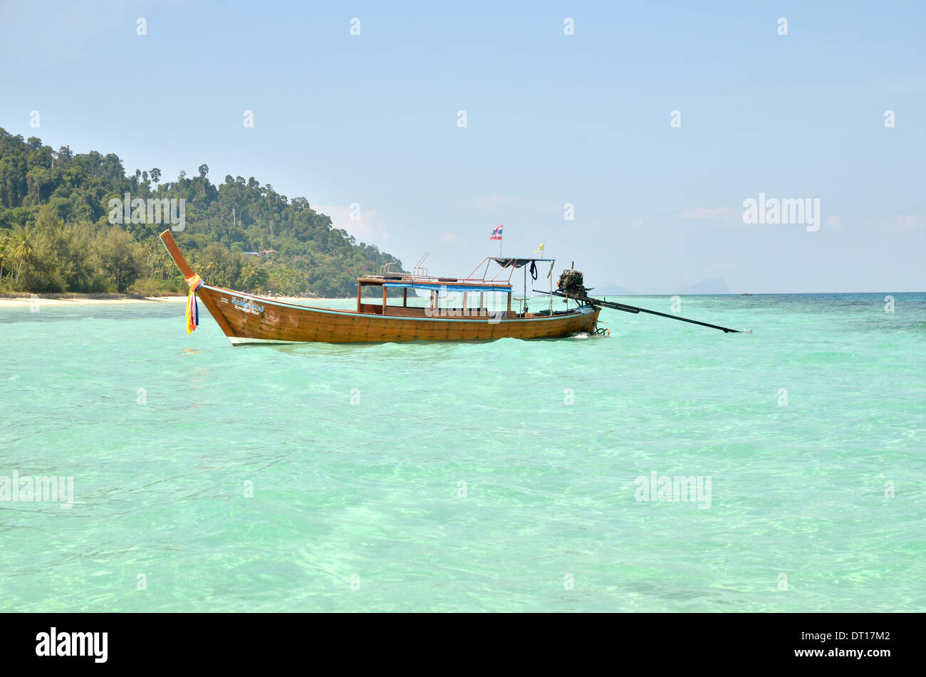 Longtail-Boot im Meer, Koh Ngai, Koh Lanta, Thailand Stockfoto
