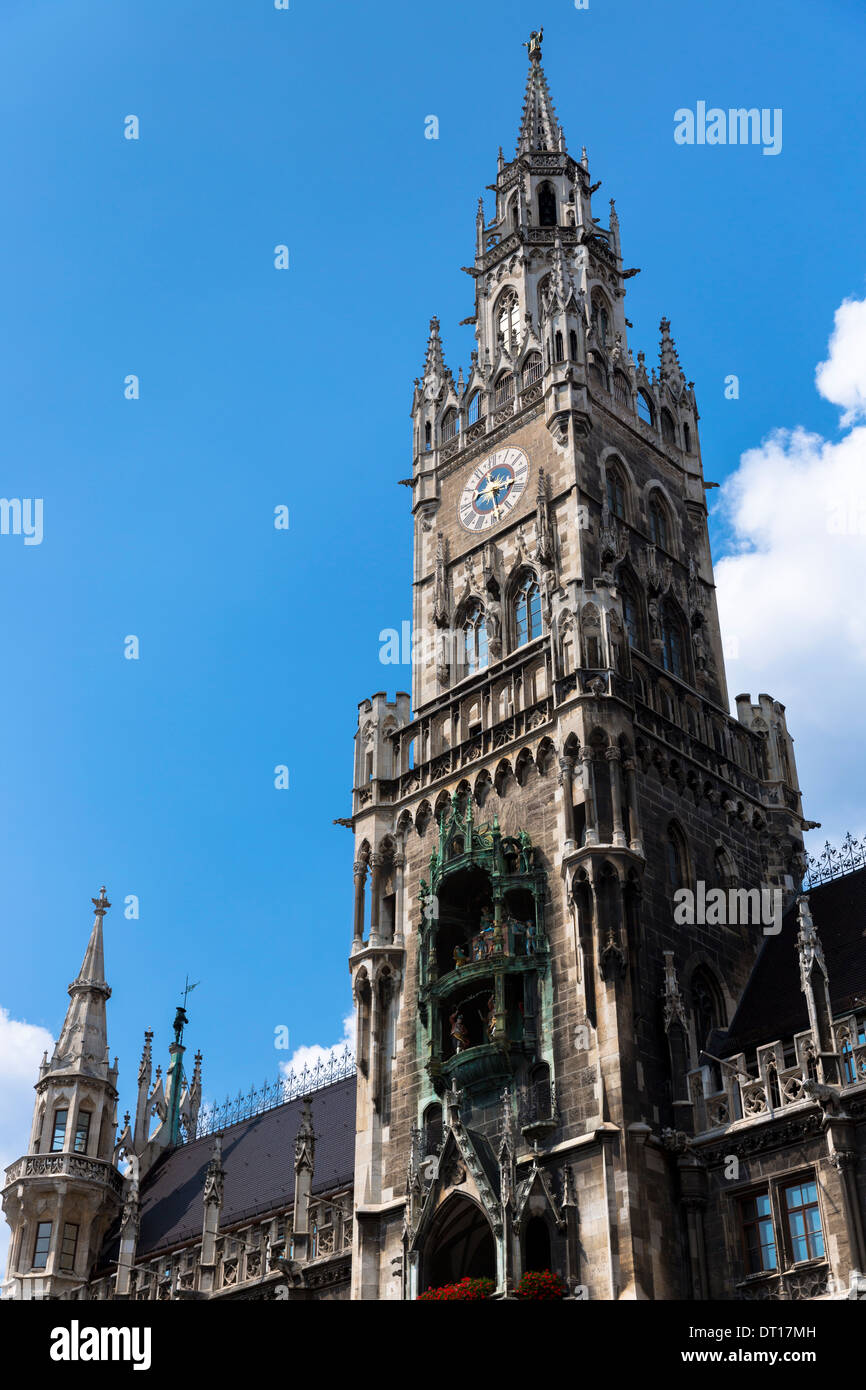 Ratskeller clock Tower Neues Rathaus in Marienplatz in München, Bayern, Deutschland Stockfoto