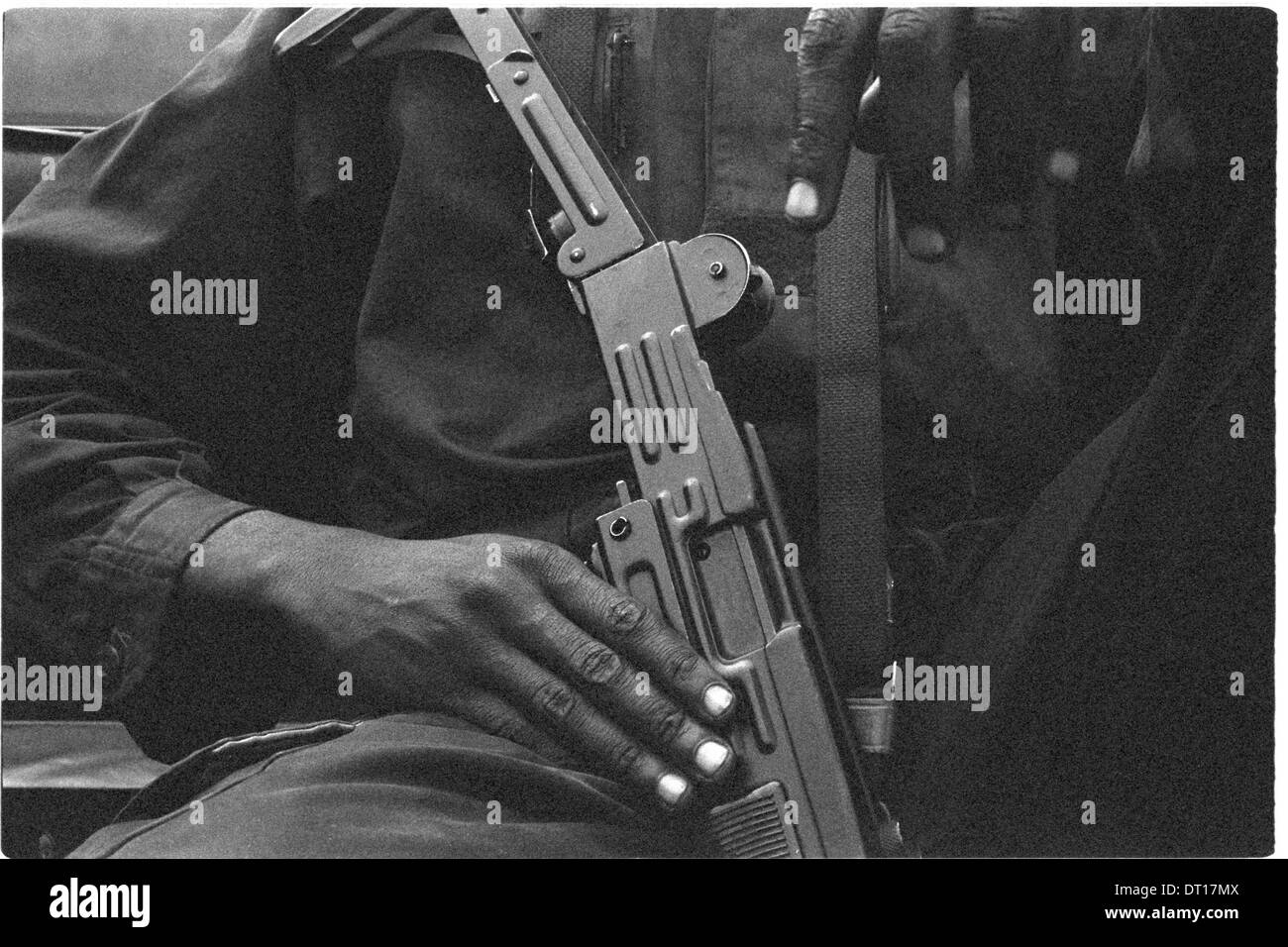 ipjr10610101 Juli 2006 Kinshasa Kongo Libres et Justes (freie und faire) bewaffneten Polizisten am geschrieben Stockfoto