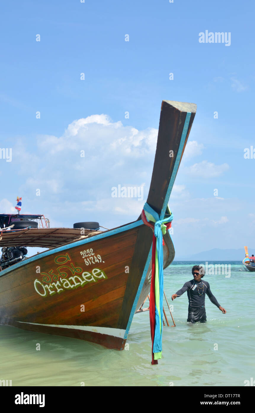 Reiseführer mit Longtail-Boot im Meer, Koh Ngai, Koh Lanta, Thailand Stockfoto