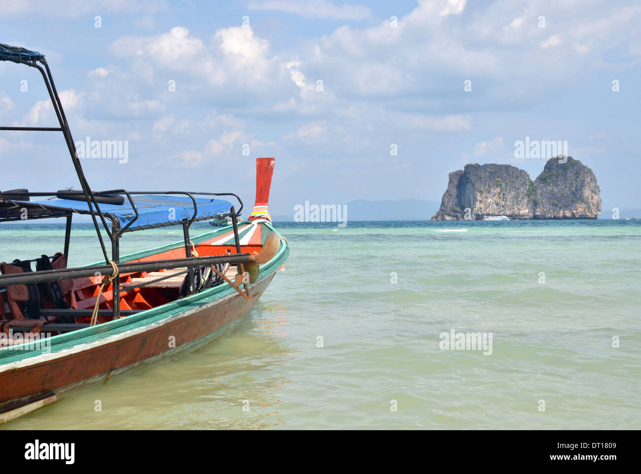 Longtail-Boot im Meer, Koh Ngai, Koh Lanta, Thailand Stockfoto