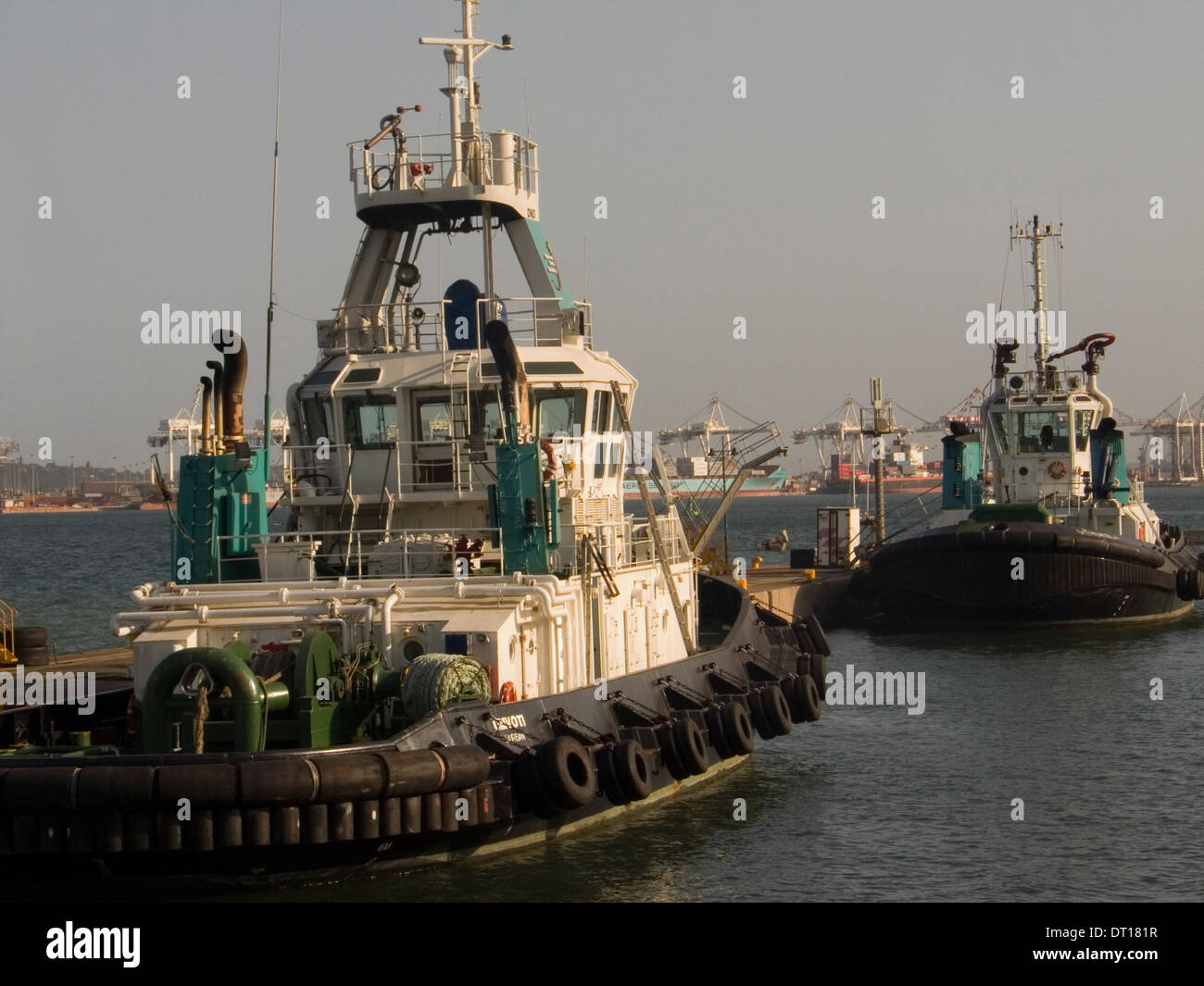 Durban Hafen Sonnenuntergang, Auto Export, Schlepper, Schiffe Stockfoto