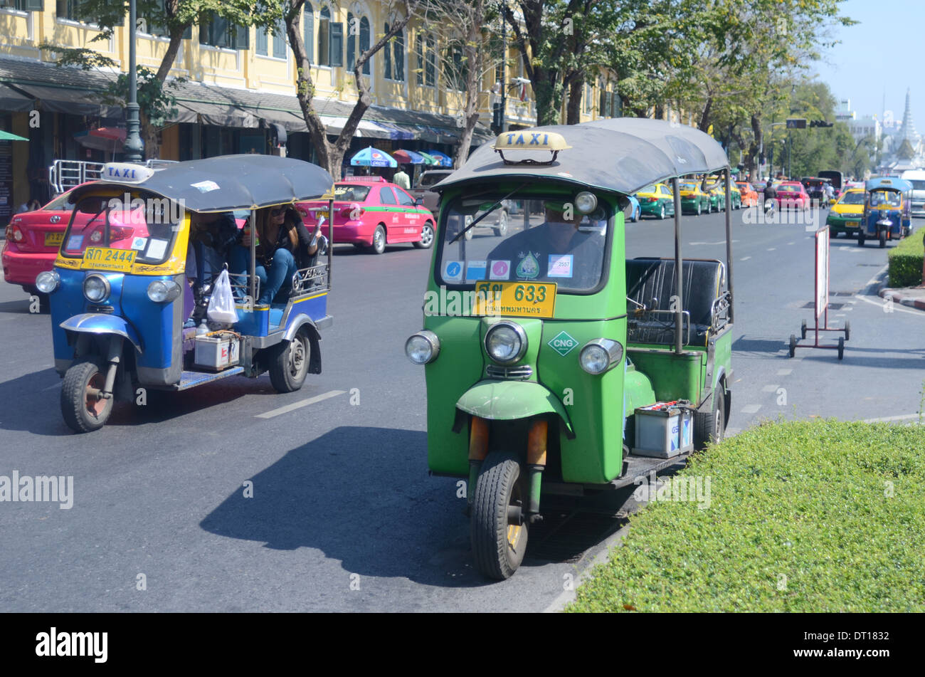 Paar von Thai Tuk-Tuks fahren auf einer Straße, Bangkok, Thailand Stockfoto