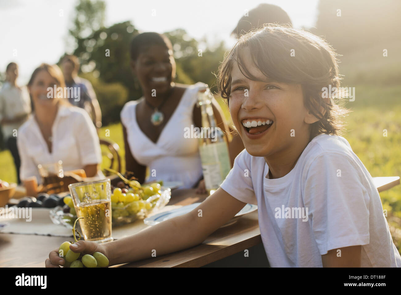 Woodstock-New York-USA-Familie und Freunde mit Mahlzeit im freien Picknick Stockfoto
