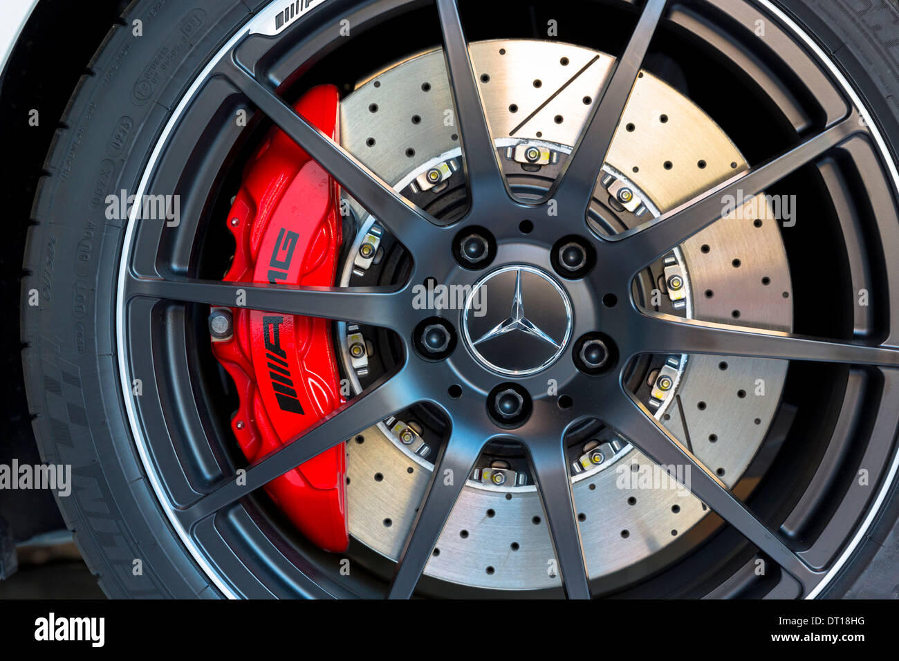 Rad und innenbelüftete Scheibenbremsen von AMG Mercedes SLS 6.3 zeigt rote Bremssattel  AMG im Showroom in München, Bayern, Deutschland Stockfotografie - Alamy
