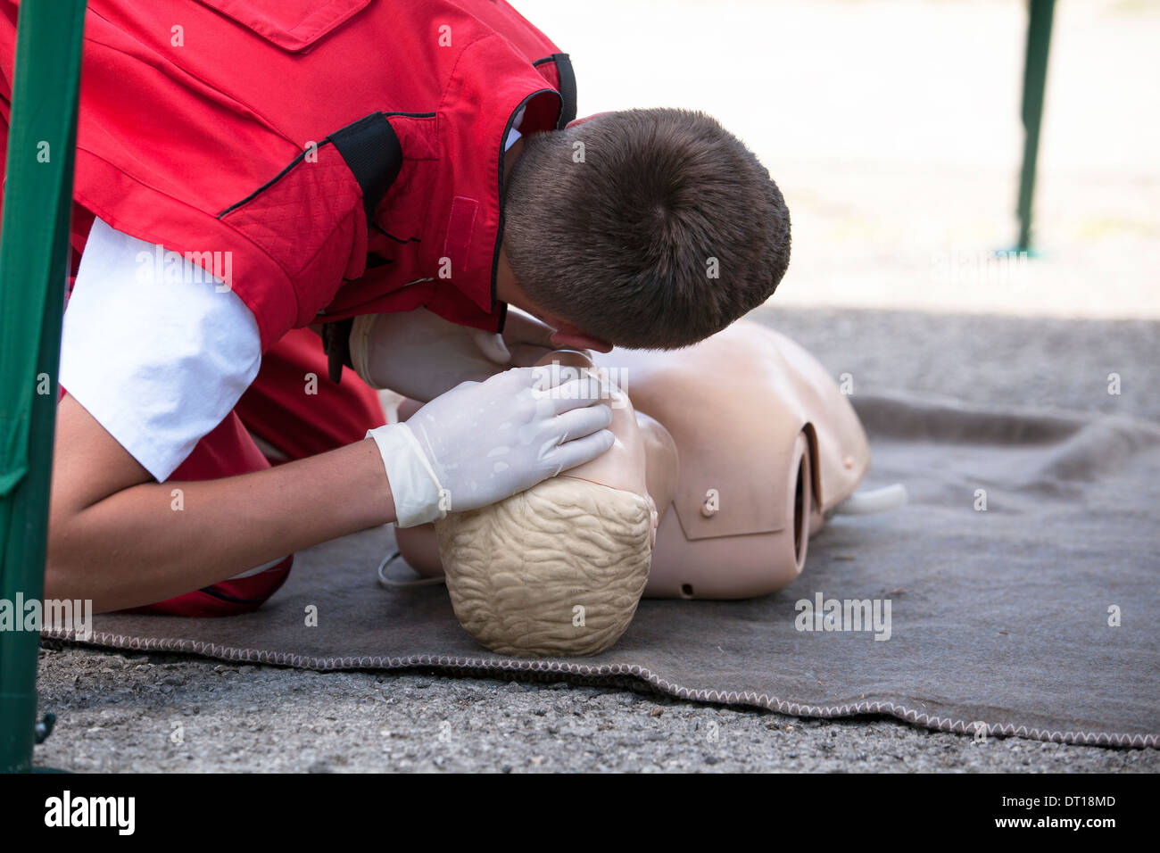 CPR-Praktiker Airways an Dummy Prüfung Stockfoto