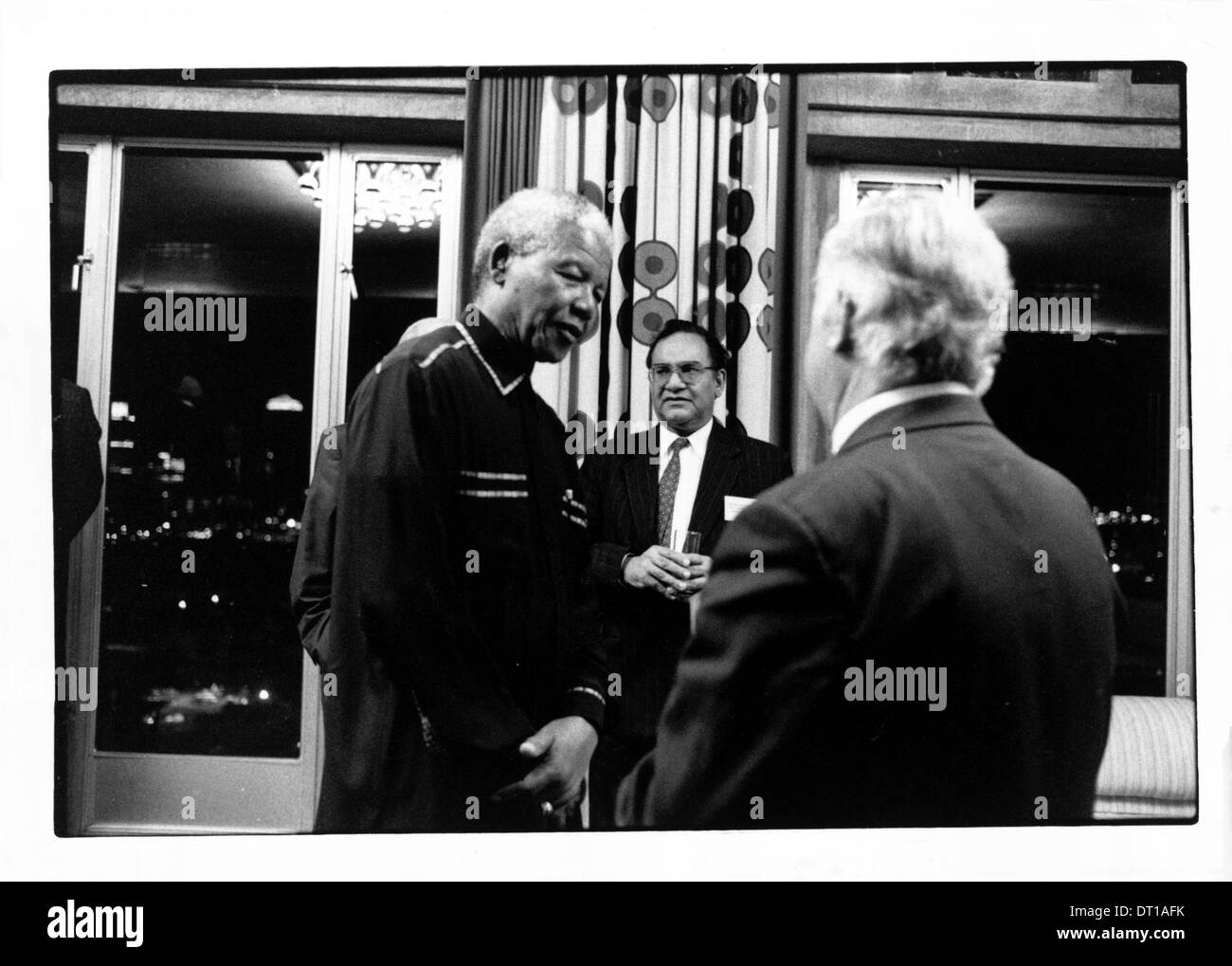 NELSON MANDELA BESUCHT EIN WIEDERSEHEN JAHRGANGSBESTER WITS UNIVERSITY LAW. 1996 WITS UNIVERSITY JOHANNESBURG SÜDAFRIKA FOTO/JOHN Stockfoto