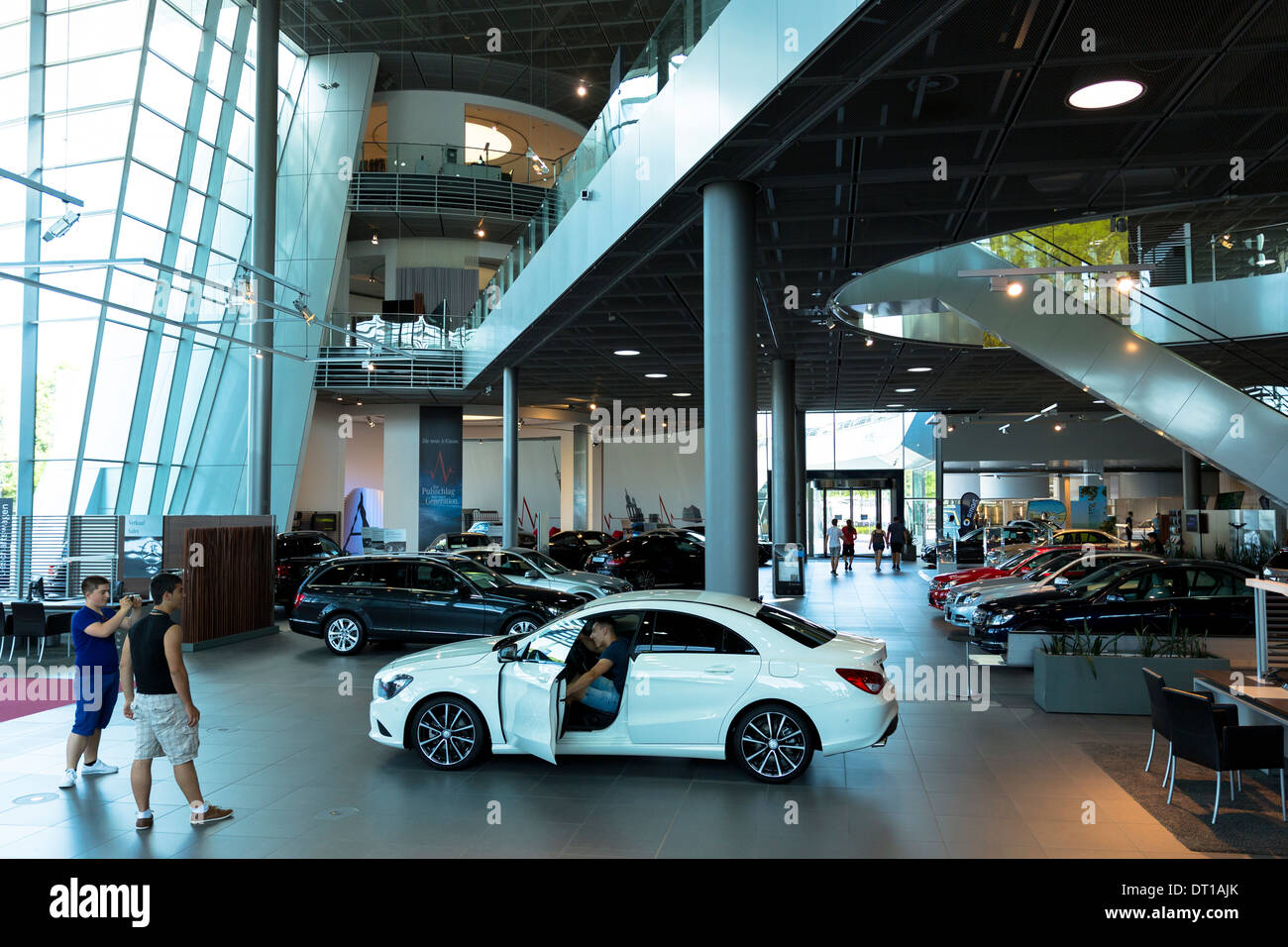 Interessent Inspektion ein Mercedes CLA 180 Limousine Mercedes-Benz Showroom in Stuttgart, Bayern, Deutschland Stockfoto