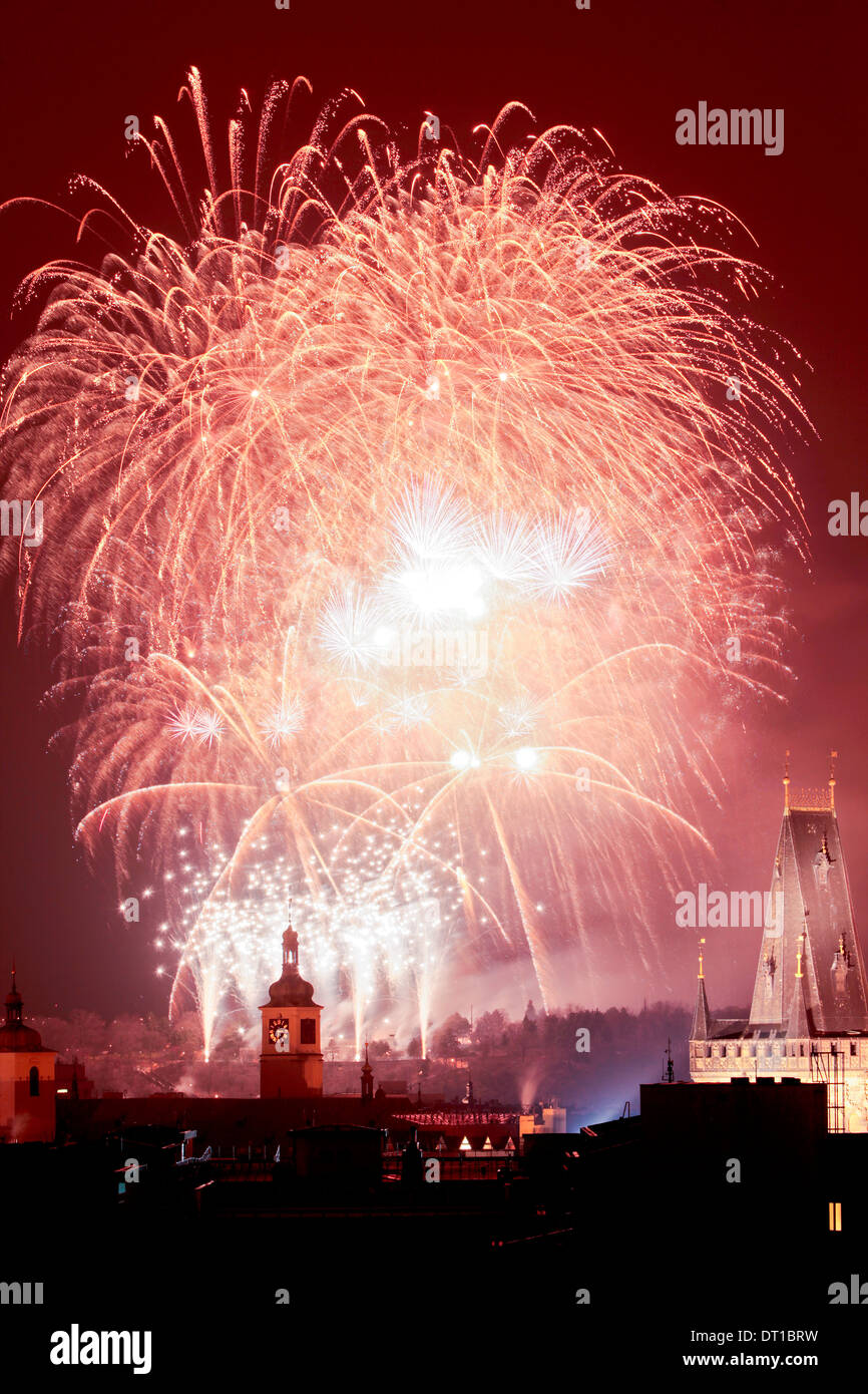 Tschechische Republik, Prag - Silvester Feuerwerk über der Altstadt. Stockfoto