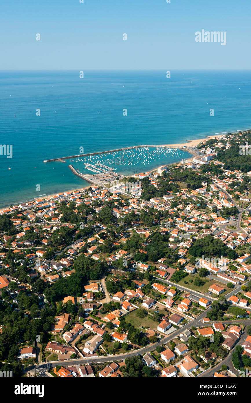Die Stadt von Le Jard-Sur-Mer (85) entlang der atlantischen Küste im Département Vendée.  Luftaufnahme des Dorfes und der Hafen Stockfoto
