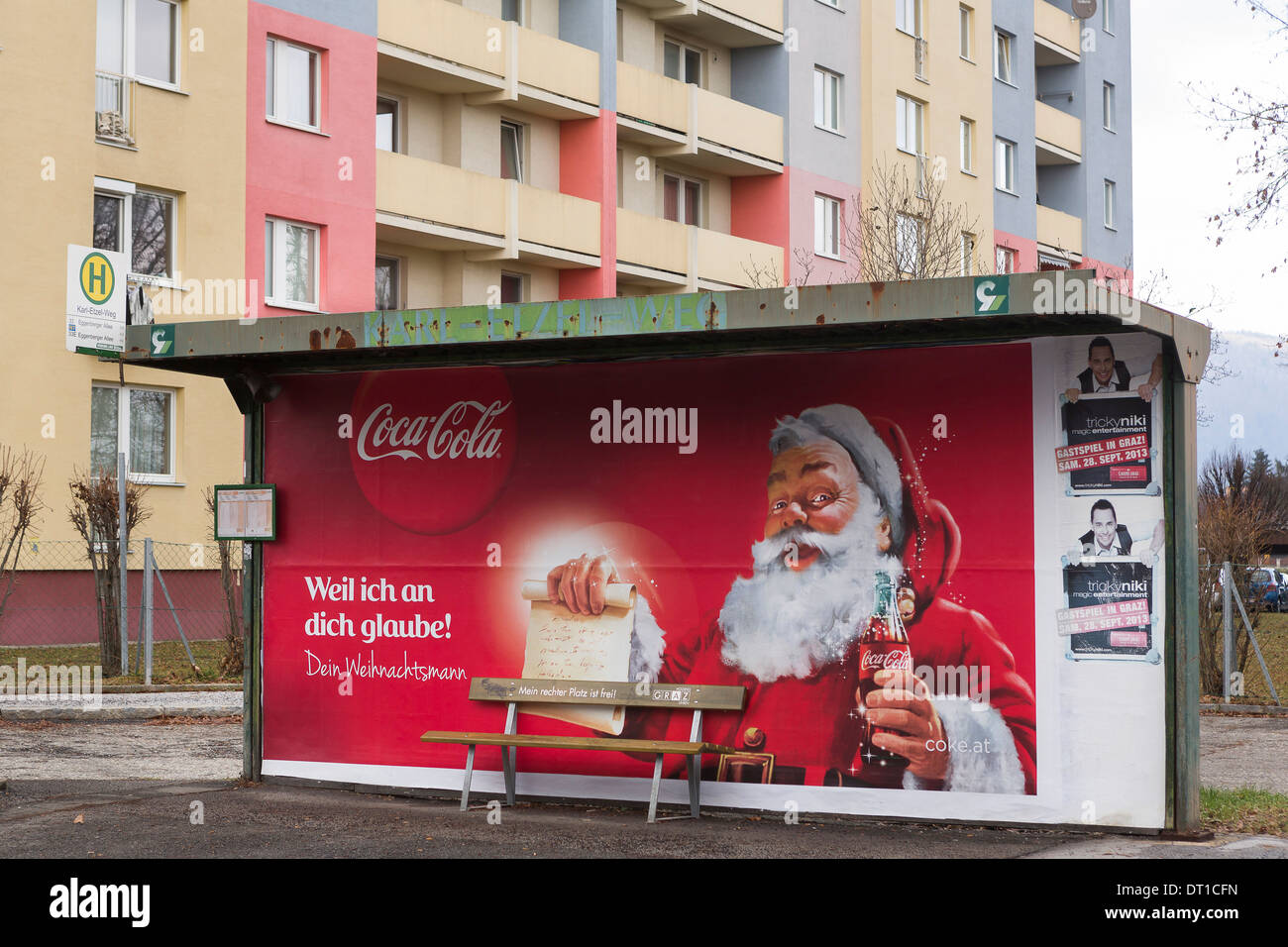 Plakat Der Weihnachtsmann Coca Cola Werbung In Einer Strasse Stockfotografie Alamy