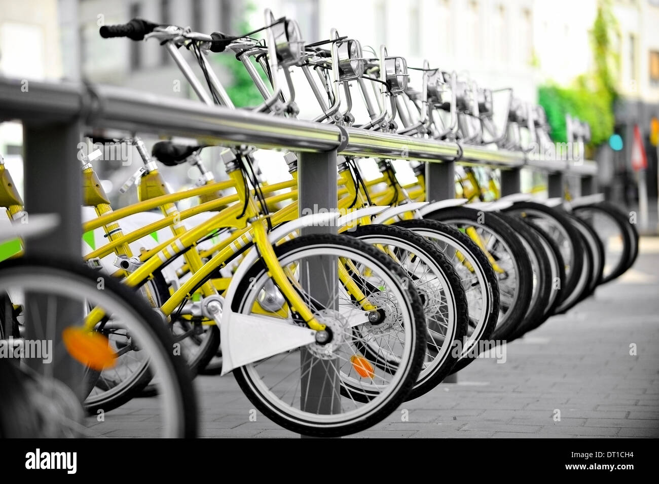 Urban-Szene mit gelben Fahrräder zur Miete in einem öffentlichen Fahrradstation Stockfoto