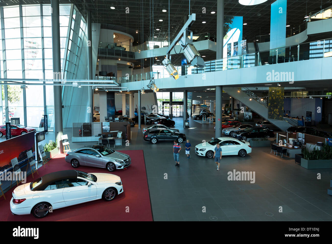 Interessenten im Mercedes-Benz Gallery und Showroom in Stuttgart, Bayern, Deutschland Stockfoto