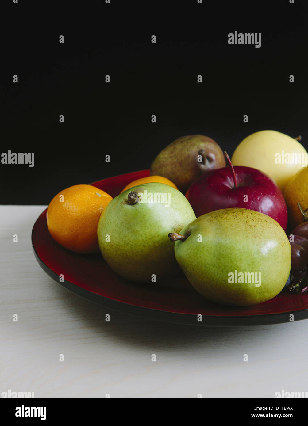 Teller mit frischen Bio-Obst (Mandarinen Trauben red Bartlett Birne grüne Anjou Birnen Äpfel) Stockfoto